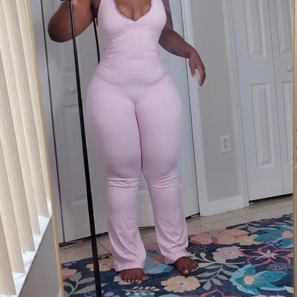 Pink jumpsuit with wide leg‎ pants and halter neck size Large - Picture 2 of 5